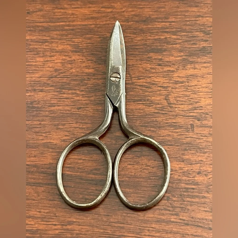 Antique small Clauberg Germany pair of metal scissors - Picture 2 of 5